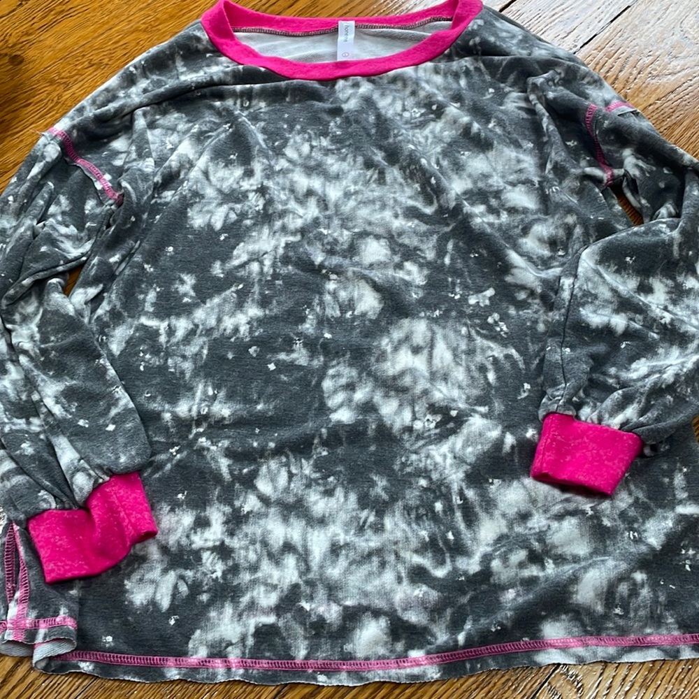 Honey Me tie dye top, gray and white with pink details. Size Large.